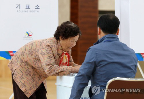 9일 오후 경북 성주군 초전면 제2투표소에서 한 할머니가 투표하고 있다./연합뉴스