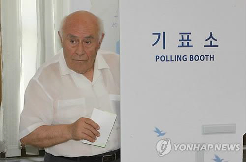 2014년 6월 4일 지방선거 때 투표하는 외국인 유권자/연합뉴스