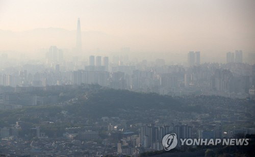 미세먼지로 뿌옇게 변한 서울 하늘/연합뉴스