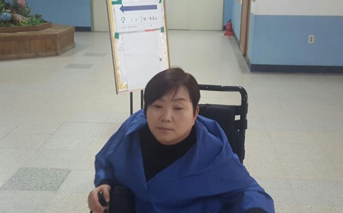 9일 장애인차별금지추진연대 박김영희(56·지체장애 1급) 상임대표가 투표를 하러 방문했다./연합뉴스