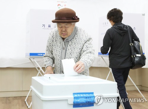 일본군 위안부 피해자 이옥순 할머니의 소중한 한 표 /연합뉴스