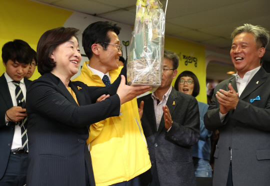 정의당 심상정 대선후보가 제19대 대통령선거일인 9일 오후 서울 여의도 정의당 당사를 방문해 당 지도부에게 노란 꽃다발을 받고 있다.