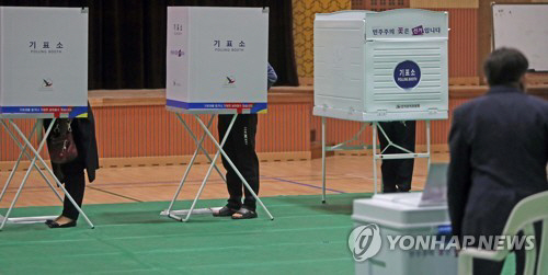 투표소에서 발생한 사고로 경찰과 소방당국은 분주하게 움직였다./연합뉴스