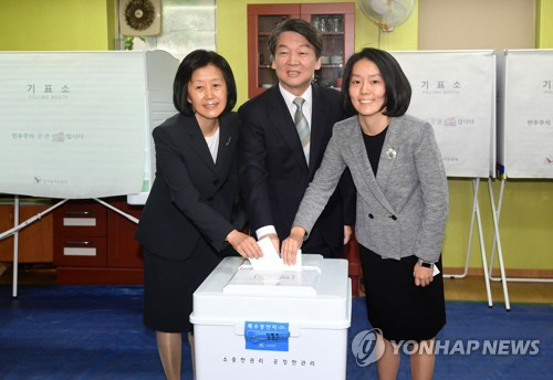 제19대 대통령 선거에 한표를 행사한 국민의당 안철수 후보/연합뉴스