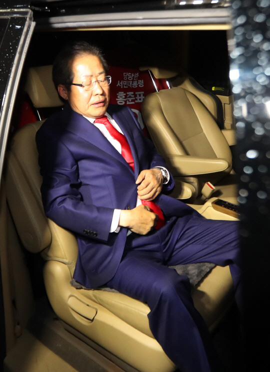 자유한국당 홍준표 대선후보가 9일 밤 차량에 탑승한 후 잠시 숨을 고르고 있다.