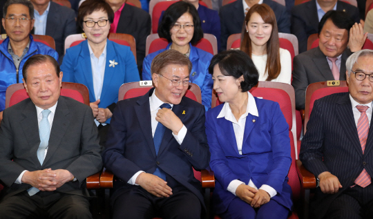 더불어민주당 문재인 대선후보(앞줄 왼쪽 두번째)가 9일 오후 서울 여의도 국회의원회관 대회의실에 마련된 개표상황실에서 추미애 대표와 대화를 하며 승리를 확신하고 있다.