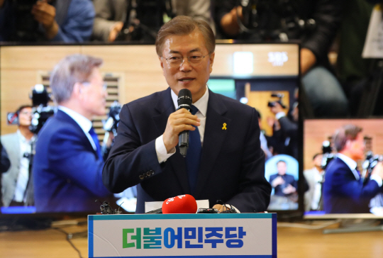 더불어민주당 문재인 후보가 9일 오후 서울 여의도 국회의원회관 대회의실 마련된 개표상황실에서 대국민 메시지를 발표하고 있다.