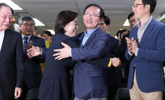 정의당 심상정 대선후보가 제19대 대통령선거일인 9일 오후 서울 여의도 정의당 당사를 방문해 노회찬 상임선대위원장과 포옹하며 격려를 받고 있다.