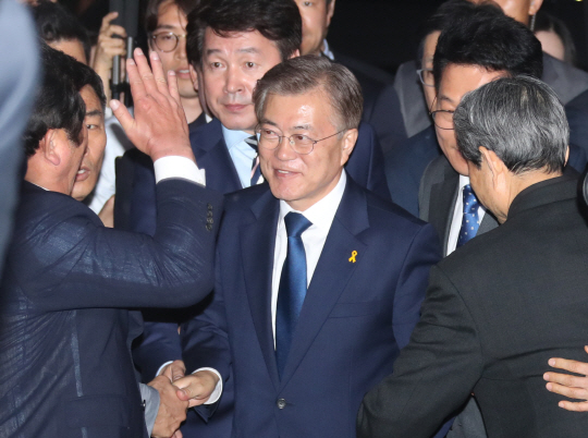 더불어민주당 문재인 후보가 9일 오후 서울 여의도 국회의원회관 대회의실 마련된 개표상황실로 들어서며 밝은 표정을 짓고 있다.