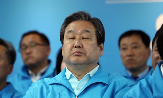 9일 오후 서울 여의도 바른정당 당사에서 김무성 선대위원장이 출구조사 결과를 보고 실망한 듯 두 눈을 감고 생각에 잠겨있다.