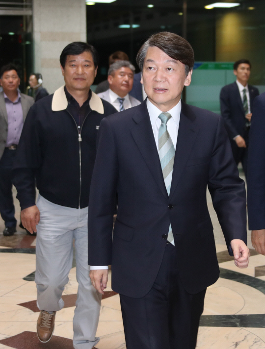 국민의당 안철수 대선후보가 19대 대선 투표일인 9일 오후 서울 여의도 국회 헌정기념관에 마련된 국민의당 선대위 개표상황실로 들어서고 있다. /연합뉴스