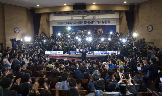 10일 더불어민주당 문제인 후보가 19대 대통령선거에서 당선이 확정되자 상황실이 설치된 여의도 국회의사당 의원회관을 방문 손들들어 국민들게 화답하고 있다 ./이호재기자.s020792@sedaily.com