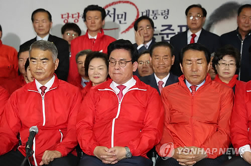 출구조사 결과가 나온 직후 자유한국당 지도부가 침통한 표정을 짓고 있다./연합뉴스.