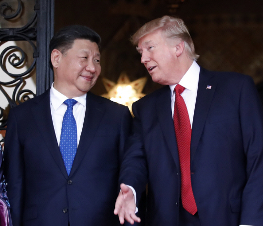 시진핑(왼쪽) 중국 국가주석과 도널드 트럼프(오른쪽) 미국 대통령 /팜비치=AP연합뉴스
