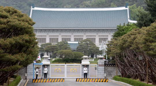 박근혜 대통령 탄핵으로 주인이 사라진 청와대가 새로운 주인을 기다리고 있다. 문재인 대통령은 정부서울청사 등에 집무실을 마련하고 청와대 경호실을 폐지하는 방안을 검토하고 있다. /연합뉴스