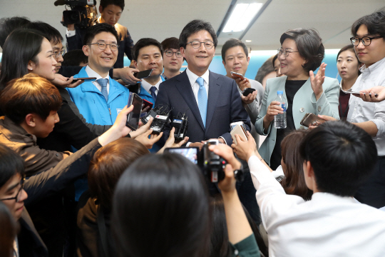 유승민(가운데) 바른정당 대선후보가 9일 오후 서울 여의도 당사를 찾아 취재진의 질문에 답하고 있다. /연합뉴스