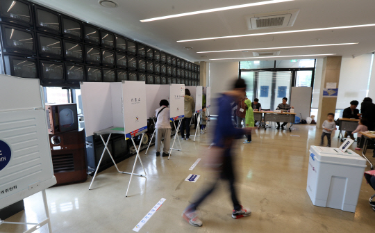 9일 미디어아티스트 백남준의 작품이 전시된 광주비엔날레 전시관 내에 마련된 투표소에서 시민들이 투표하고 있다. /광주=연합뉴스