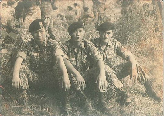 전두환 정권 시절 강제징집된 문재인(오른쪽) 대통령이 특전사 동료들과 기념사진을 찍은 모습