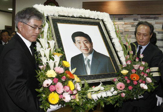 노무현 대통령의 갑작스러운 서거  때 상주를 맡아 장례식을 진행하는 문재인(왼쪽) 대통령.