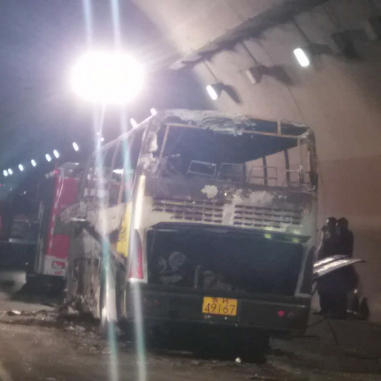 9일 중국 산둥성 웨이하이의 한 터널에서 화재로 참변을 당한 한국 유치원생 11명이 타고 있던 통학버스. 화재로 차량 뼈대만 남았다./연합뉴스