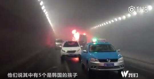 9일 중국 산둥성 웨이하이의 한 터널에서 한국인 유치원생을 태운 버스가 출입문이 막힌 채 화재에 휩싸여 있는데 주변 차량들이 아무런 조치를 취하지 않고 있다. /출처=미아오파이닷컴
