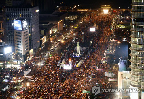 박근혜 대통령 퇴진을 요구하는 6차 주말 촛불집회가 열린 3일 오후 촛불을 든 시민들이 서울 광화문광장 일대를 가득 메운 채 청와대 방향으로 행진하고 있다.