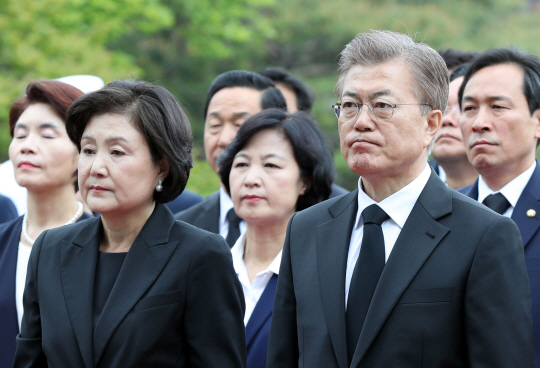 문재인 대통령과 부인 김정숙 여사가 10일 오전 서울 동작동 국립서울현충원 현충탑에 참배하고 있다./연합뉴스