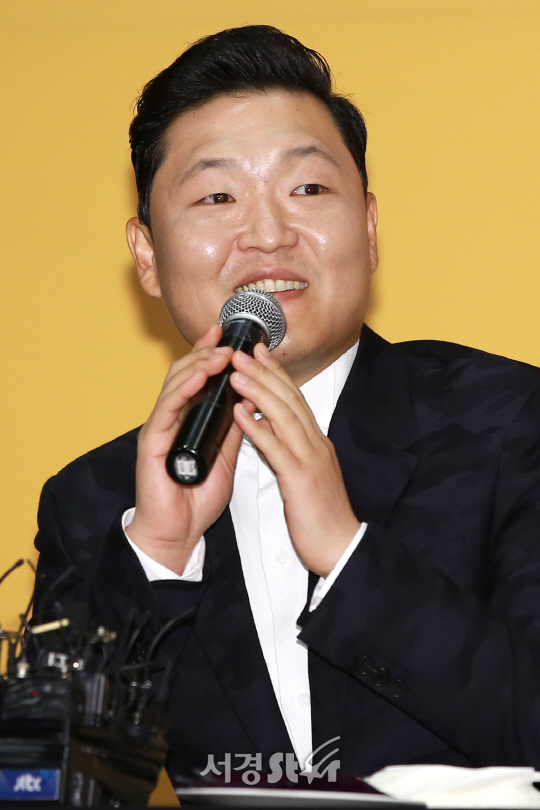 가수 싸이가 10일 오후 서울 영등포구 콘래드 서울 호텔 그랜드 볼룸에서 열린 8집 앨범 ‘PSY 8TH 4X2=8’ 발매 기념 기자 간담회에 참석해 인터뷰를 하고 있다./사진=조은정 기자