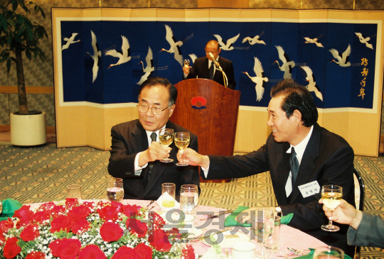 서울경제신문사와 한국과학재단이 주관하는 ‘제 25회 이달의 과학기술자’의 4월 수상자인 김희영 (왼쪽 첫번째) 한국화학연구원 연구부장이 지난 1999년 4월 23일 서울교육문화회관에서 열린 시상식 및 역대 ‘이달의 과학기술자’ 수상자 초청간담회에서 김영렬 서울신문사 사장이랑 건배를 하고 있다./서울경제DB