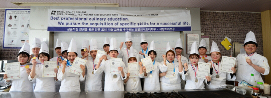 한국힐링챌린지컵 국제요리대회에서 금상을 수상한 대구보건대 학생들이 파이팅을 외치고 있다.
