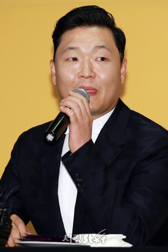 가수 싸이가 10일 오후 서울 영등포구 콘래드 서울 호텔 그랜드 볼룸에서 열린 8집 앨범 ‘PSY 8TH 4X2=8’ 발매 기념 기자 간담회에 참석해 인터뷰를 하고 있다.