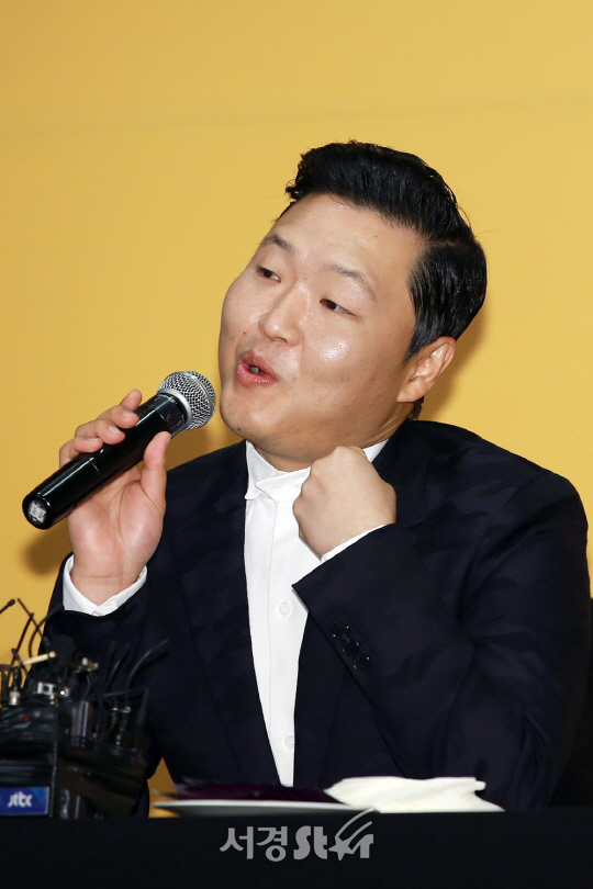 가수 싸이가 10일 오후 서울 영등포구 콘래드 서울 호텔 그랜드 볼룸에서 열린 8집 앨범 ‘PSY 8TH 4X2=8’ 발매 기념 기자 간담회에 참석해 인터뷰를 하고 있다.