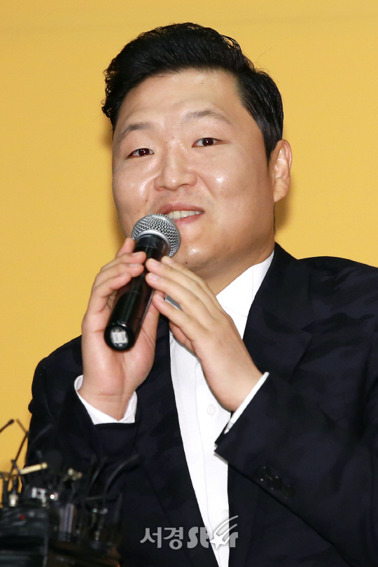 가수 싸이가 10일 오후 서울 영등포구 콘래드 서울 호텔 그랜드 볼룸에서 열린 8집 앨범 ‘PSY 8TH 4X2=8’ 발매 기념 기자 간담회에 참석해 인터뷰를 하고 있다.