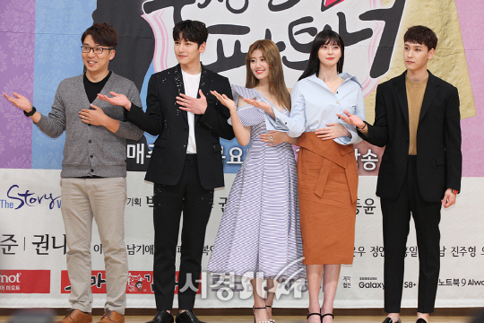 감독 및 배우들이 10일 오후 목동 SBS 13층 홀에서 열린 SBS 새 수목드라마 ‘수상한 파트너’ 제작발표회에 참석해 포토타임을 갖고 있다.