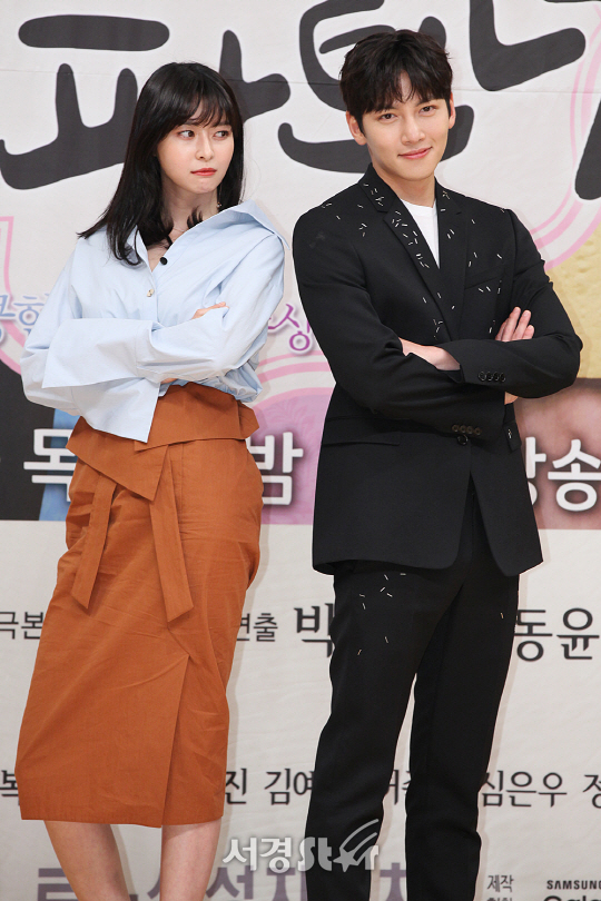 배우 나라와 지창욱이 10일 오후 목동 SBS 13층 홀에서 열린 SBS 새 수목드라마 ‘수상한 파트너’ 제작발표회에 참석해 포토타임을 갖고 있다.