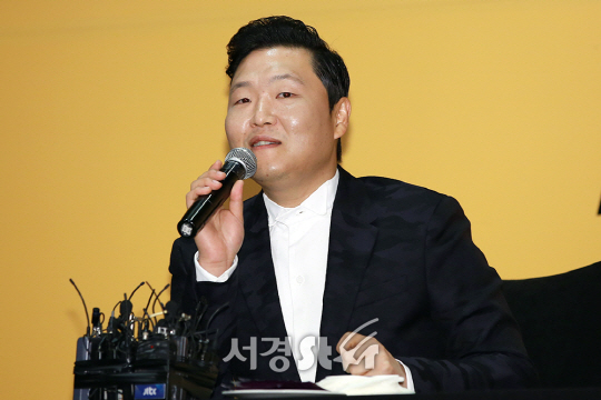 가수 싸이가 10일 오후 서울 영등포구 콘래드 서울 호텔 그랜드 볼룸에서 열린 8집 앨범 ‘PSY 8TH 4X2=8’ 발매 기념 기자 간담회에 참석해 인터뷰를 하고 있다.