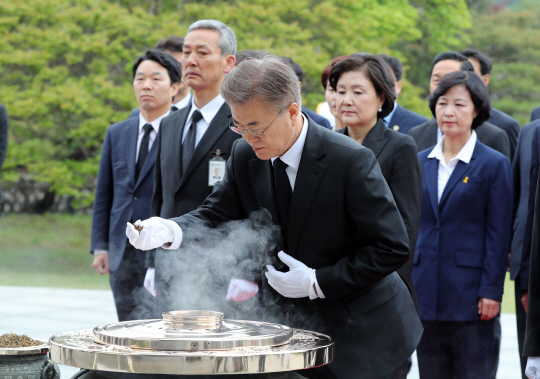 [문재인 시대]文대통령 첫 일정은 軍통수권 인수