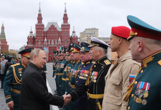 러시아의 제2차 세계대전 전승 72주년 기념일인 9일(현지시간) 블라디미르 푸틴 러시아 대통령이 모스크바 붉은광장에서 군사 퍼레이드에 참여한 뒤 군인들을 격려하고 있다.  /모스크바=타스연합뉴스