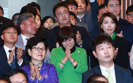 안철수 국민의당 대선후보가 지난 9일 밤 국회 헌정기념관에서 패배 승복 의사를 밝히는 사이 일부 관계자들이 눈물을 흘리고 있다. 19대 대선 결과에 따라 더불어민주당과 국민의당 등 진보진영에도 정계개편의 회오리가 몰아칠 것으로 전망된다. /연합뉴스