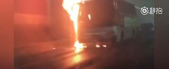 9일 중국 산둥성 웨이하이의 한 터널에서 한국인 유치원생을 태운 버스가 출입문이 막힌 채 화재에 휩싸여 있는데 주변 차량들이 아무런 조치를 취하지 않고 있다. /출처=미아오파이닷컴
