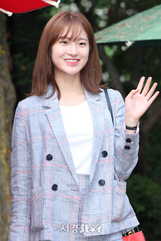 배우 이하은이 10일 오후 상수동 한 음식점에서 열린 tvn드라마 ‘그녀는 거짓말을 사랑해’ 종방연에 참석해 포토타임을 갖고 있다.