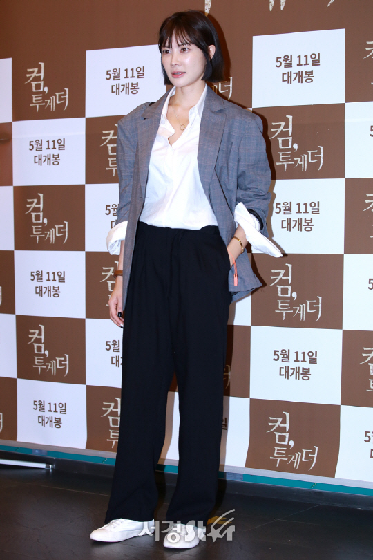 배우 양미라가 10일 오후 서울 강남구 CGV 압구정에서 열린 영화 ‘컴, 투게더’ VIP 시사회에 참석해 포즈를 취하고 있다.