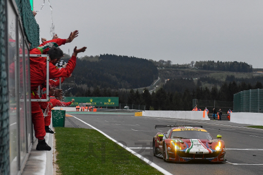 지난 주 벨기에 스파-프랑코샹(Spa-Francorchamps) 서킷에서 열린 ‘2017 세계 내구 선수권 대회에서 페라리 소속 차량이 역주하고 있다./사진제공=페라리