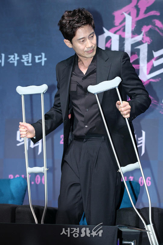 배우 신하균이 11일 오전 압구정 CGV에서 열린 영화 ‘악녀’ 제작보고회에 참석했다.