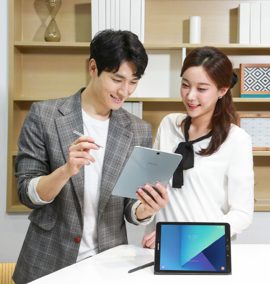 삼성전자가 11일 프리미엄 태블릿 ‘갤럭시 탭 S3(Galaxy Tab S3)’를 국내 시장에 전격 선보인다. 자연 그대로의 색을 표현하는 슈퍼 아몰레드 디스플레이를 탑재했고, 4K 고화질 영상을 재생할 수 있다. 어두운 부분과 밝은 부분을 세밀하게 표현하는 HDR 기능도 있다. 갤럭시탭S3를 구매하면 대화면 스마트폰 갤럭시노트 시리즈에 달려있던 스타일러스 ‘S펜’이 기본 사양으로 제공된다. 삼성전자 홍보 모델이 갤럭시 탭 S3를 체험하고 있다. /사진제공=삼성전자