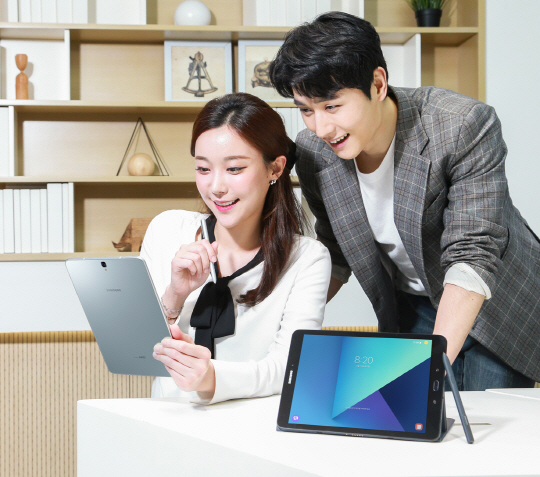 삼성전자가 11일 프리미엄 태블릿 ‘갤럭시 탭 S3(Galaxy Tab S3)’를 국내 시장에 전격 선보인다. 자연 그대로의 색을 표현하는 슈퍼 아몰레드 디스플레이를 탑재했고, 4K 고화질 영상을 재생할 수 있다. 어두운 부분과 밝은 부분을 세밀하게 표현하는 HDR 기능도 있다. 갤럭시탭S3를 구매하면 대화면 스마트폰 갤럭시노트 시리즈에 달려있던 스타일러스 ‘S펜’이 기본 사양으로 제공된다. 삼성전자 홍보 모델이 갤럭시 탭 S3를 체험하고 있다. /사진제공=삼성전자