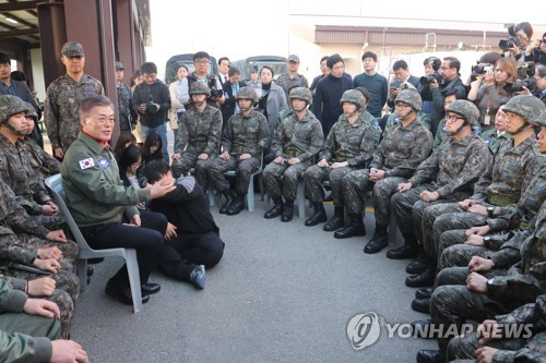 7일 오후 문재인 대통령이 경기도 평택 공군작전사령부를 방문, 대공방어대에서 발칸포 훈련을 참관한 뒤 병사들과 이야기하고 있다./연합뉴스