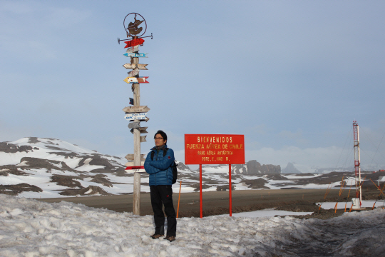 세종기지가 있는 남극에서 동토층을 탐사하고 있는 이종섭 교수. /사진제공=이종섭 교수