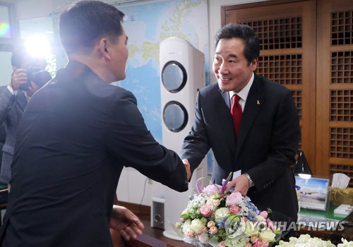 10일 이낙연 국무총리 후보자가 전남도청 공무원노조 위원장에게 축하 꽃다발을 건네받고 있다. /연합뉴스