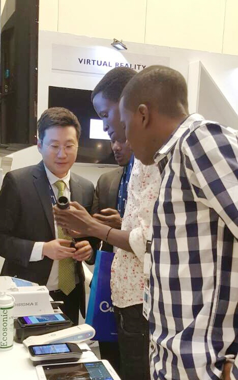 아프리카 르완다 수도 키갈리에서 열린 ‘TAS 2017’ 전시부스에 방문한 관람객들이 KT 디지털 헬스케어 솔루션을 살펴보고 있다. /사진제공=KT